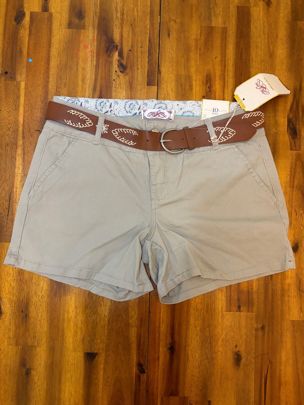 one 5 one Khaki High-Waist Women's Shorts with Brown Embroidered Belt